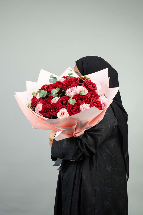 باقة حب من أحمر الخدود والقرمزي
