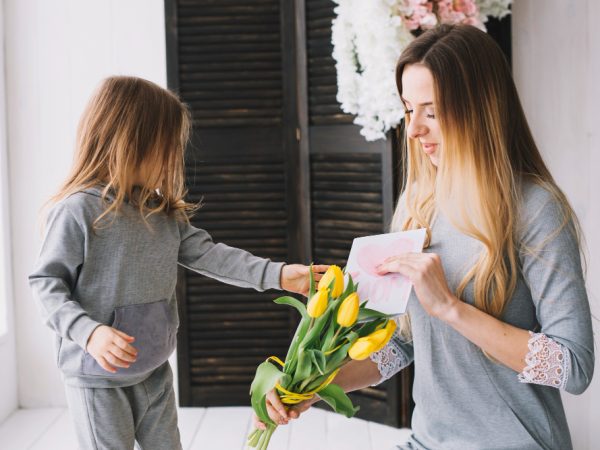 Mother’s Day flower delivery, Mother’s Day flower arrangements in Dubai, same-day Mother’s Day flower delivery
