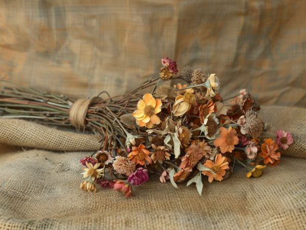 how to dry dead flowers, dried flower arrangement, DIY potpourri with dead flowers, pressed flowers from dead flowers, What to do with dead flowers, Reuse old flowers, How to dry dead flowers, DIY potpourri with dead flowers, Eco-friendly ways to upcycle flowers