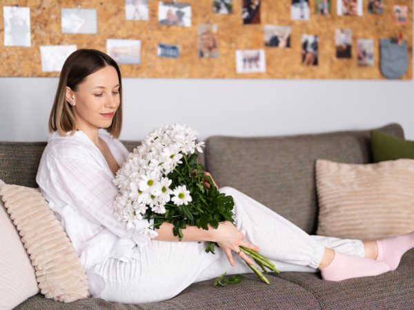 when to send sympathy flowers, sympathy flower delivery, condolence flowers, sending flowers for a funeral, flowers for grieving, best time to send sympathy flowers